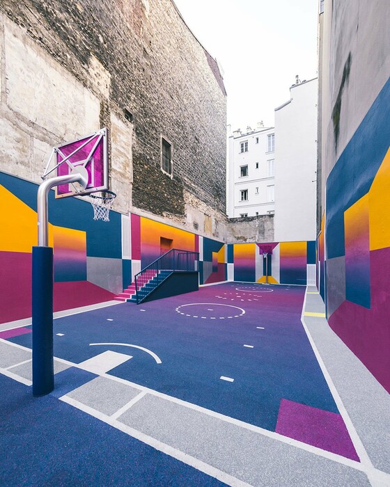 Ένα πολύχρωμο γήπεδο μπάσκετ «κρύβεται» στα σοκάκια του Παρισιού