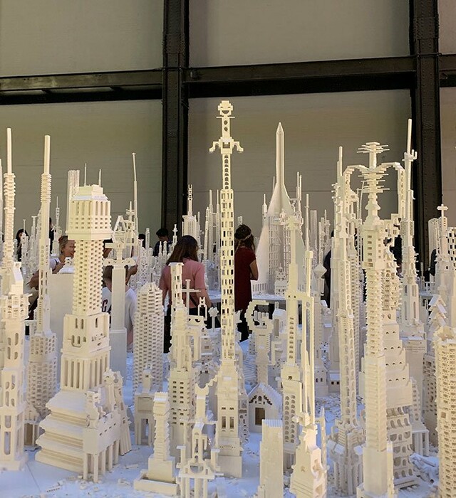 Μια πόλη από λευκά τουβλάκια Lego στην Tate Modern