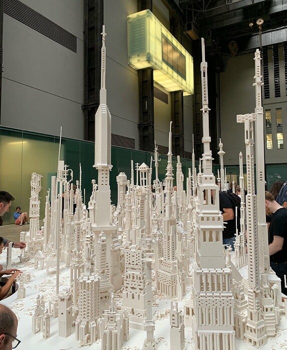 Μια πόλη από λευκά τουβλάκια Lego στην Tate Modern