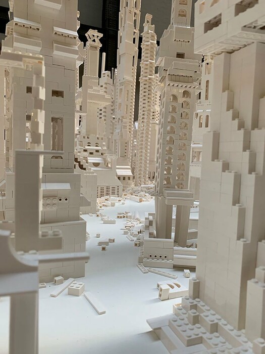 Μια πόλη από λευκά τουβλάκια Lego στην Tate Modern