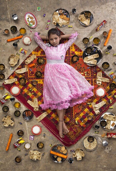 Παιδιά από διάφορες χώρες δίπλα στα αγαπημένα τους φαγητά