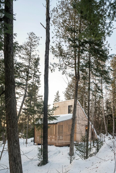 Μια ξύλινη καμπίνα στο Μόντρεαλ του Καναδά υπόσχεται απόλυτη ξεκούραση στο χιονισμένο τοπίο