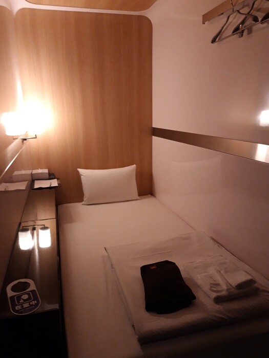 Δεν κλείνεις δωμάτιο, κλείνεις κρεβάτι: Πώς πέρασα μια νύχτα σε ένα capsule hotel του Τόκιο