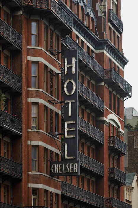 Μέσα στα τελευταία κατοικημένα διαμερίσματα του μυθικού Chelsea Hotel