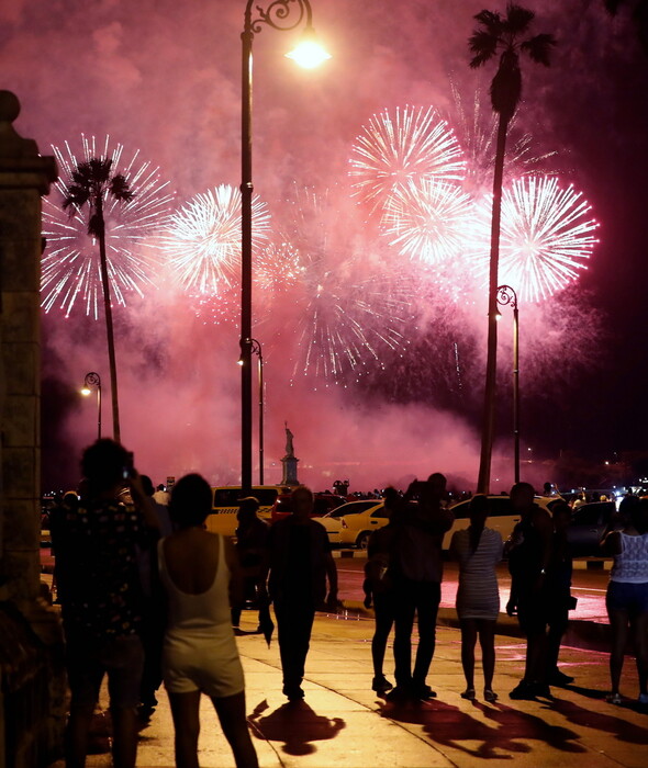 Κούβα: Πυροτεχνήματα στον ουρανό της Αβάνας για τα 500 χρόνια ιστορίας της