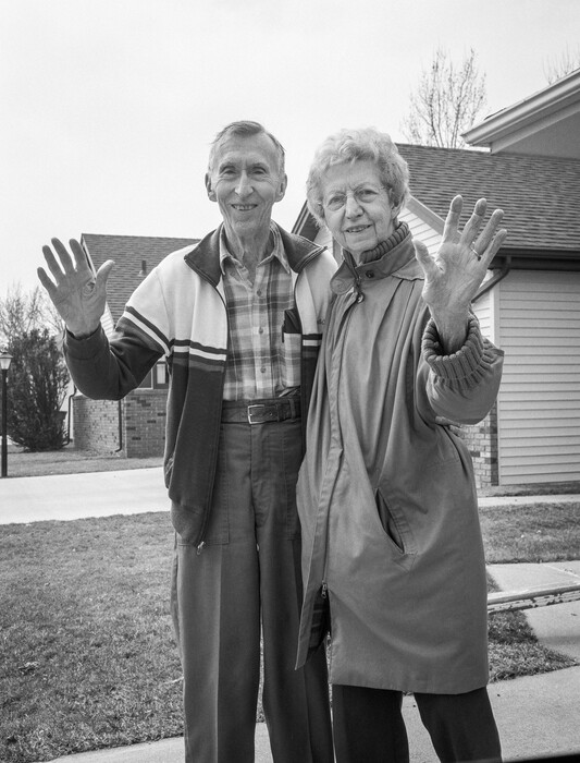 Συγκινητικά πορτραίτα αποχαιρετισμού: Το μακρύ αντίο των γονιών στις φωτογραφίες τριών δεκαετιών