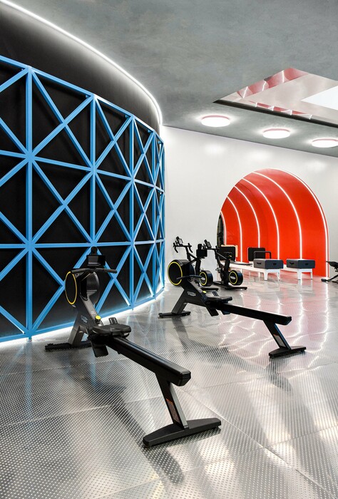 Ένα διώροφο γυμναστήριο στο Πεκίνο έχει μια στριφογυριστή τσουλήθρα αντί για σκάλα