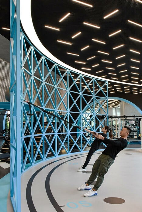 Ένα διώροφο γυμναστήριο στο Πεκίνο έχει μια στριφογυριστή τσουλήθρα αντί για σκάλα
