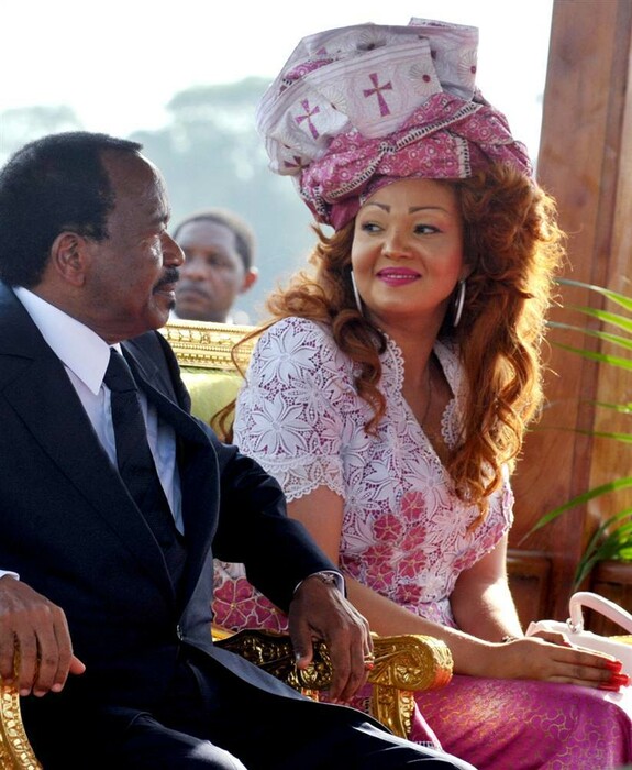 Τα εντυπωσιακά χτενίσματα της πρώτης κυρίας του Καμερούν που φυλακίζει όποιον τα κριτικάρει