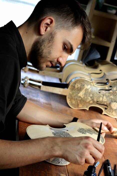 Η Κόλαση του Δάντη αναβιώνει πάνω στα βιολιά-κομψοτεχνήματα του Leonardo Frigo
