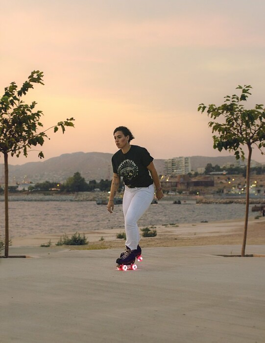 Athena skates: Μια παρέα νεαρών γυναικών με πατίνια παίρνουν πίσω την πόλη τους