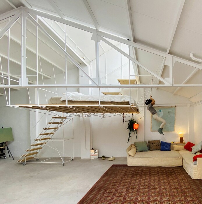 Στο πιο μίνιμαλ σπίτι της Μαδρίτης το κρεβάτι κρέμεται από το ταβάνι