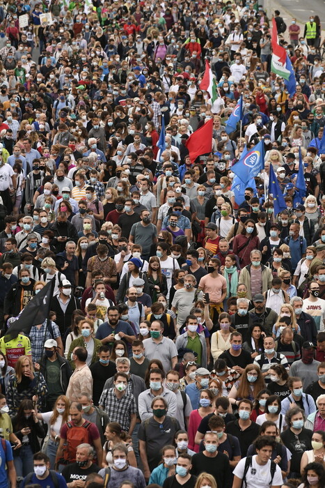 Χιλιάδες Ούγγροι διαδηλώνουν με αναμένα κινητά μετά την φίμωση του μεγαλύτερου σάιτ της χώρας