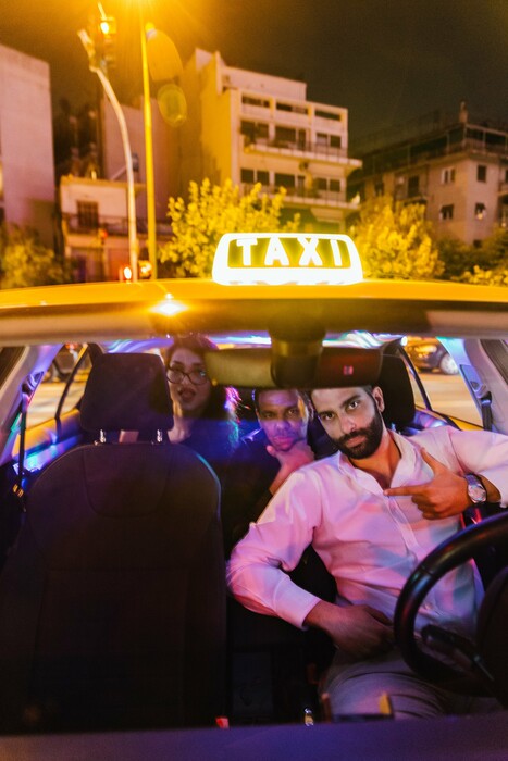 Ένα ταξί-κινητό κλαμπ κυκλοφορεί στους δρόμους της Αθήνας