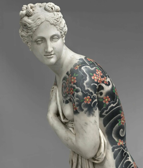 Ο Fabio Viale χτυπάει τατουάζ στα μαρμάρινα αγάλματά του