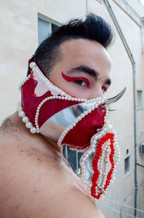 Οι ανατρεπτικές queer μάσκες της Αντιγόνης Τσαγκαροπούλου