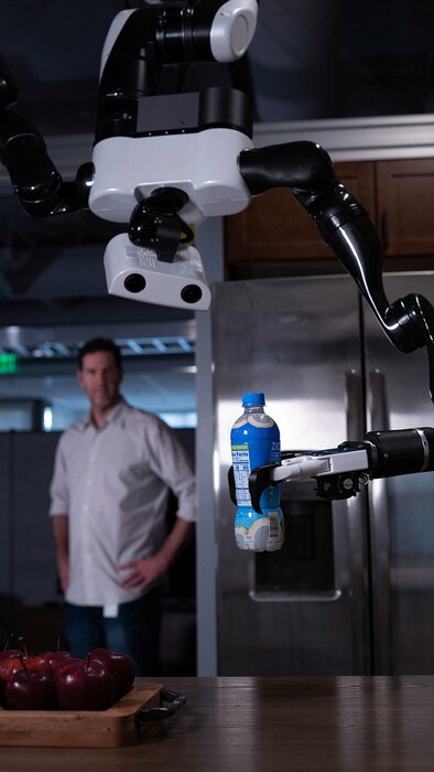 Η Toyota έφτιαξε ρομποτικούς μπάτλερ που σκουπίζουν και βάζουν τα πιάτα στο πλυντήριο