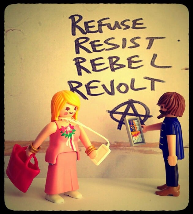 Plasticobilism: Σάτιρα και κοινωνική κριτική με Playmobil