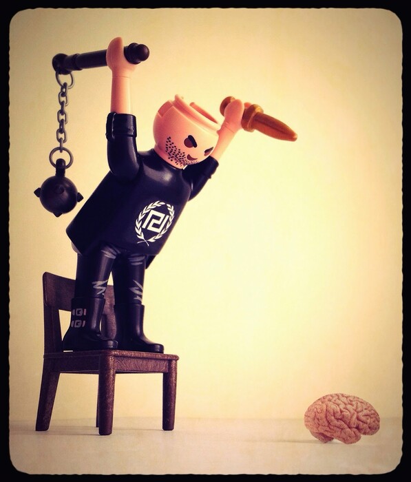 Plasticobilism: Σάτιρα και κοινωνική κριτική με Playmobil