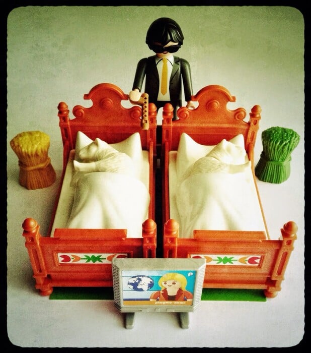 Plasticobilism: Σάτιρα και κοινωνική κριτική με Playmobil