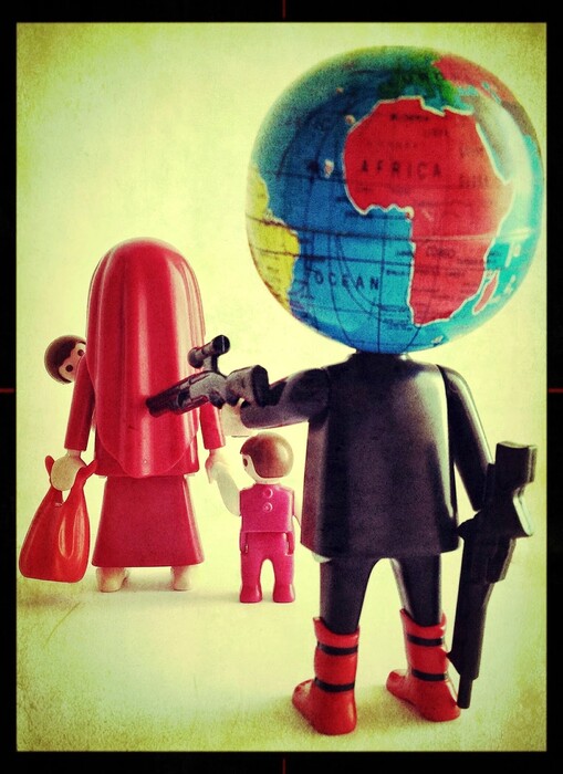 Plasticobilism: Σάτιρα και κοινωνική κριτική με Playmobil
