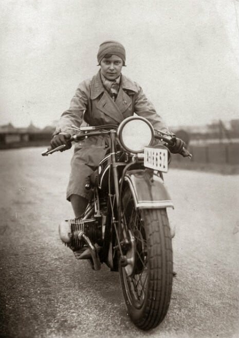 Οι πρώτες μηχανόβιες (1920 -1973)