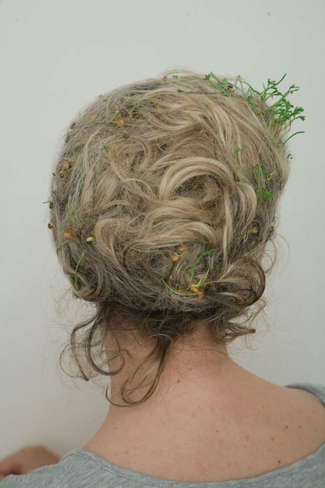 Η Ευαγγελία Μπασδέκη μεγαλώνει αληθινά φυτά στα μαλλιά της