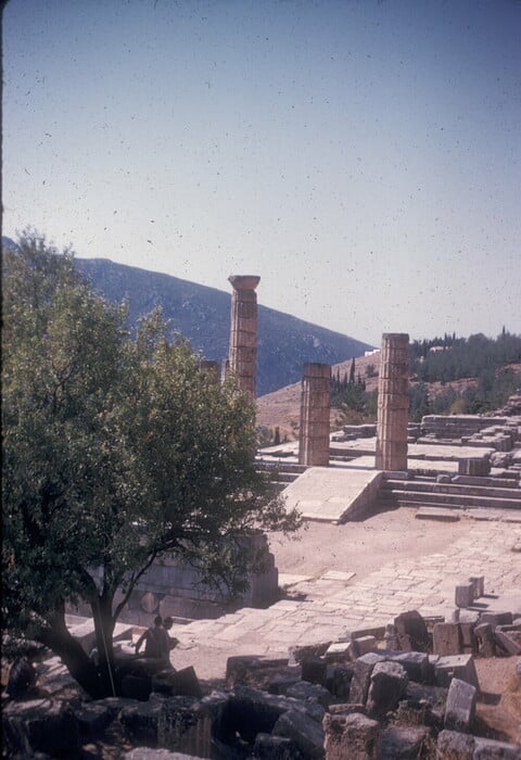 100 πολύτιμες και συγκινητικές φωτογραφίες από μια ανέμελη εκδρομή στην Ελλάδα του 1961