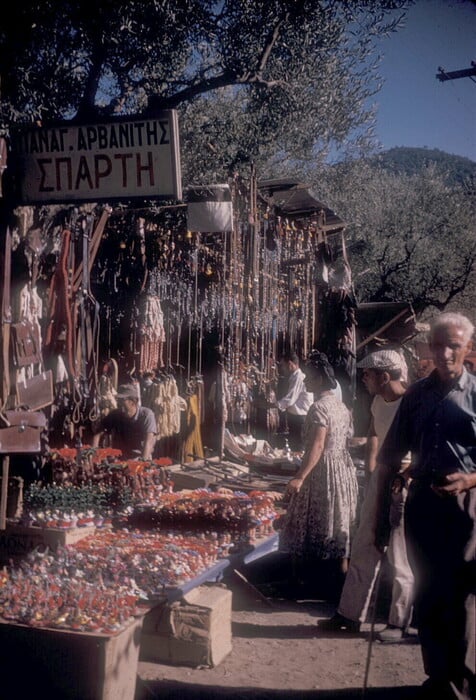 100 πολύτιμες και συγκινητικές φωτογραφίες από μια ανέμελη εκδρομή στην Ελλάδα του 1961