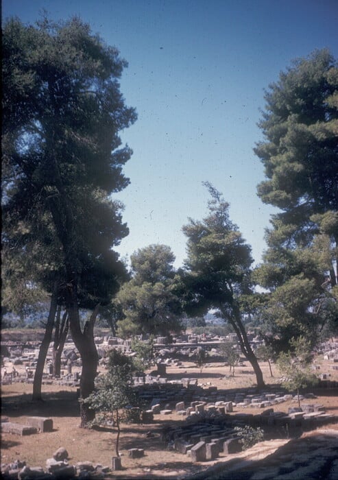 100 πολύτιμες και συγκινητικές φωτογραφίες από μια ανέμελη εκδρομή στην Ελλάδα του 1961