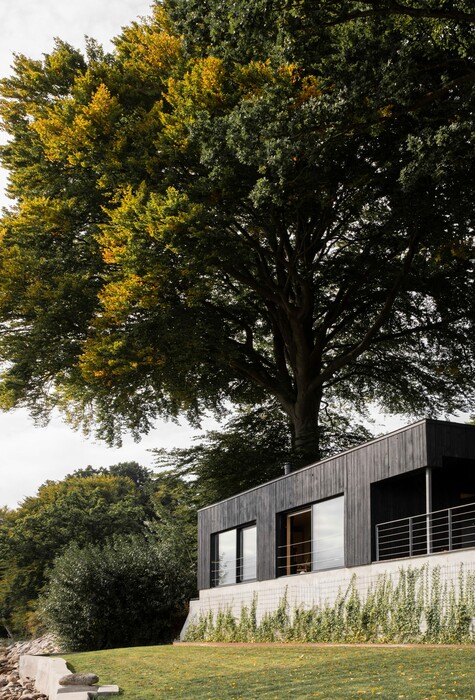 Ένα σπίτι από μαύρο ξύλο στις όχθες μια λίμνης στα σύνορα Δανίας-Γερμανίας