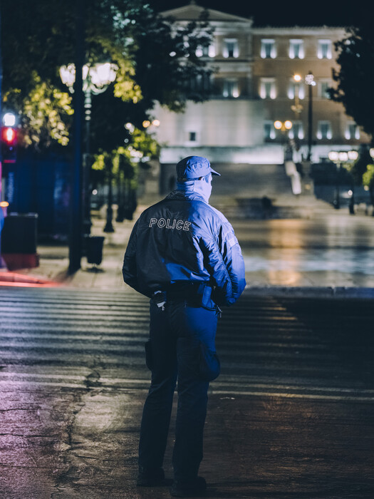 Χορός με τη σκιά μου: Περπατώντας στους δρόμους την πρώτη νύχτα της απαγόρευσης στην Αθήνα