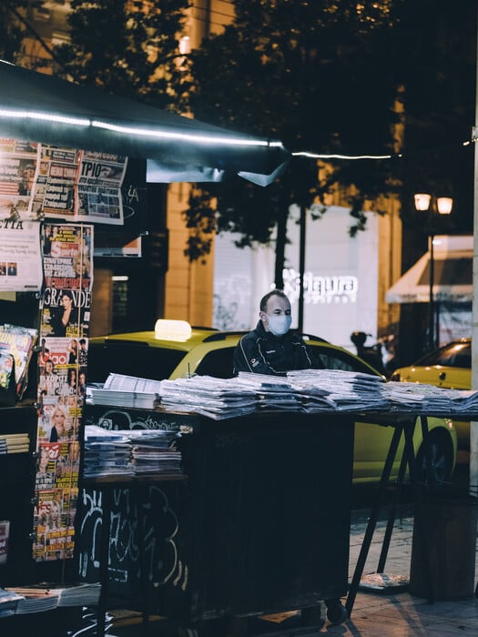 Χορός με τη σκιά μου: Περπατώντας στους δρόμους την πρώτη νύχτα της απαγόρευσης στην Αθήνα