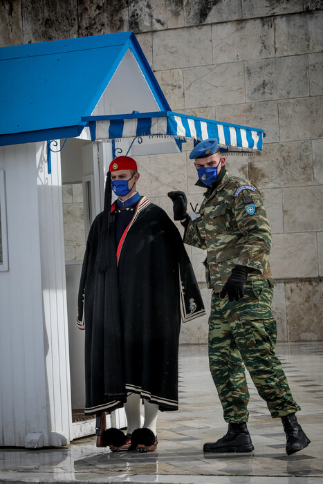 Με κάπες προστατεύτηκαν οι Εύζωνες της Προεδρικής Φρουράς από το κρύο (ΕΙΚΟΝΕΣ)