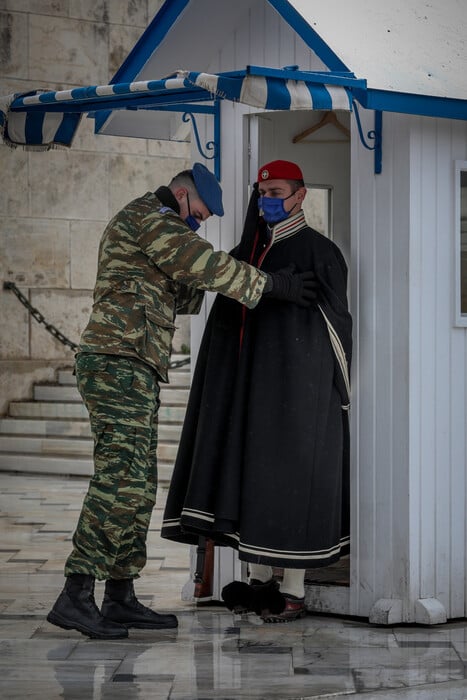 Με κάπες προστατεύτηκαν οι Εύζωνες της Προεδρικής Φρουράς από το κρύο (ΕΙΚΟΝΕΣ)