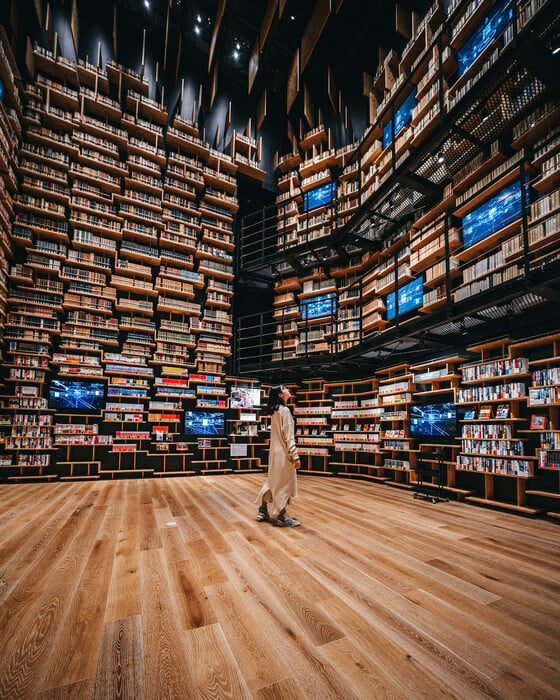Η πιο θεατρική βιβλιοθήκη του κόσμου στο Τόκιο από τον Κένγκο Κούμα