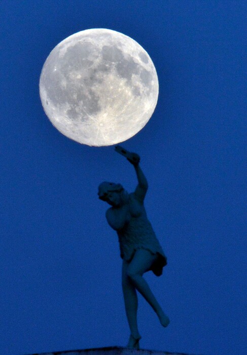 8 μαγικές φωτογραφίες από την χθεσινή μπλε πανσέληνο