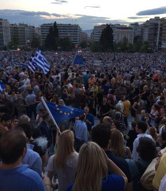 Οι διαδηλωτές στην είσοδο της Βουλής τώρα