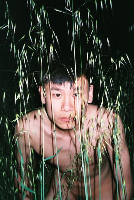 Όταν ο Ren Hang, που πέθανε σήμερα, φωτογράφιζε γυμνά στη φύση της Αθήνας