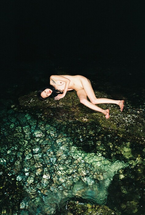 Όταν ο Ren Hang, που πέθανε σήμερα, φωτογράφιζε γυμνά στη φύση της Αθήνας