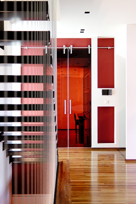 Αυτό το σπίτι στο Κεφαλάρι κρύβει design και χρώμα που δεν φαντάζεστε