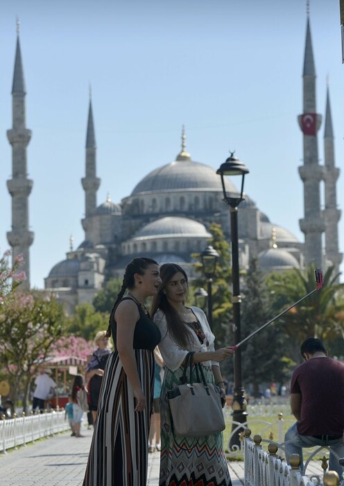 Selfies, στρατός και σημαίες παντού - Η Κωνσταντινούπολη σήμερα, την πρώτη μέρα της κατάστασης εκτάκτου ανάγκης