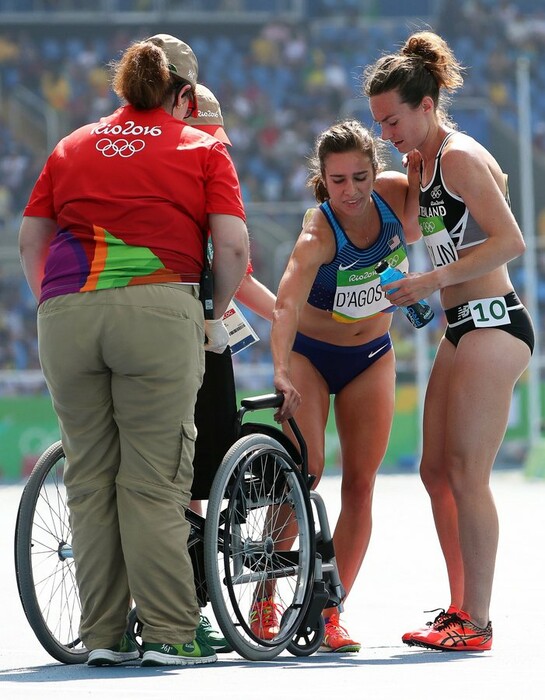 Ρίο: H συγκινητική στιγμή που δύο αθλήτριες αδιαφορούν για τα μετάλλια και βοηθούν η μία την άλλη