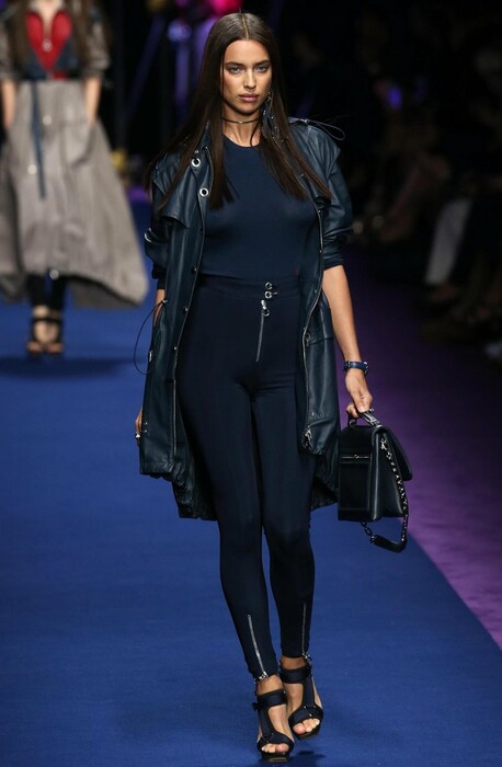Οι διασημότερες και ομορφότερες γυναίκες της μόδας τώρα, στο catwalk της Donatella Versace