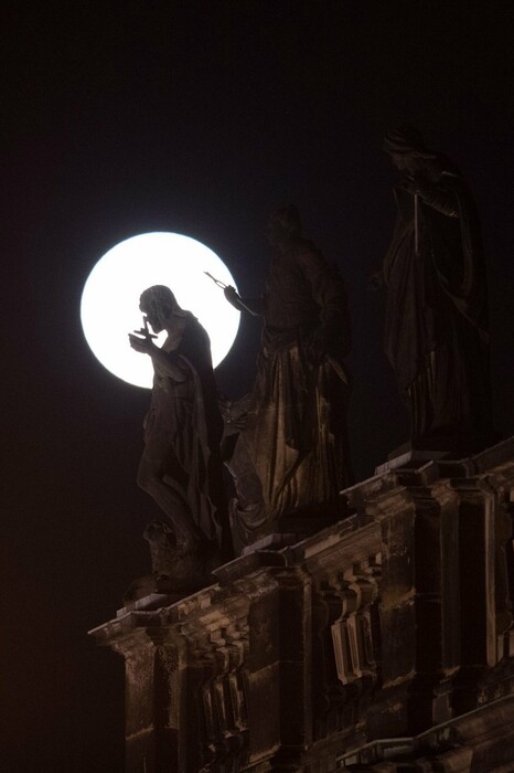 Supermoon: Η μεγαλύτερη Πανσέληνος των τελευταίων 70 ετών φωτίζει τον πλανήτη