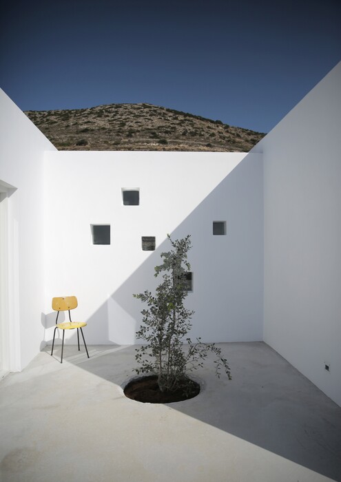 Μaison Kamari: Ένα σπίτι στην Πάρο που δείχνει τη bohemian εκδοχή της αρχιτεκτονικής κομψότητας