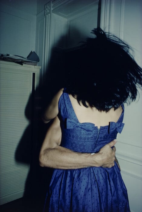 Τα θρυλικά πορτραίτα της Nan Goldin, από μια εποχή ποιητική και έκδοτη, εκτίθενται στο MoMA