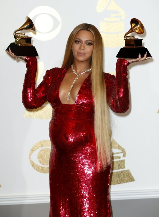 Grammy 2017: H σαρωτική Adele, η πρώτη εμφάνιση της εγκύου Beyonce και οι παρουσίες στο κόκκινο χαλί