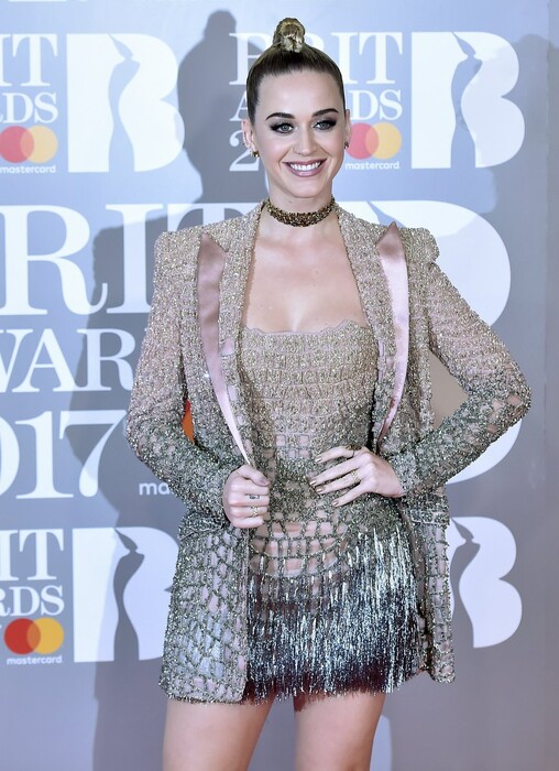 Brit Awards 2017: Oι νικητές και οι σταρς στο κόκκινο χαλί του O2 Arena στο Λονδίνο