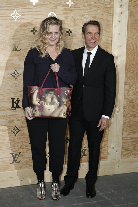 Τζένιφερ Άνιστον, Κέιτ Μπλάνσετ και διάσημοι καλεσμένοι στο Λούβρο για τον Louis Vuitton και τον Τζεφ Κουνς